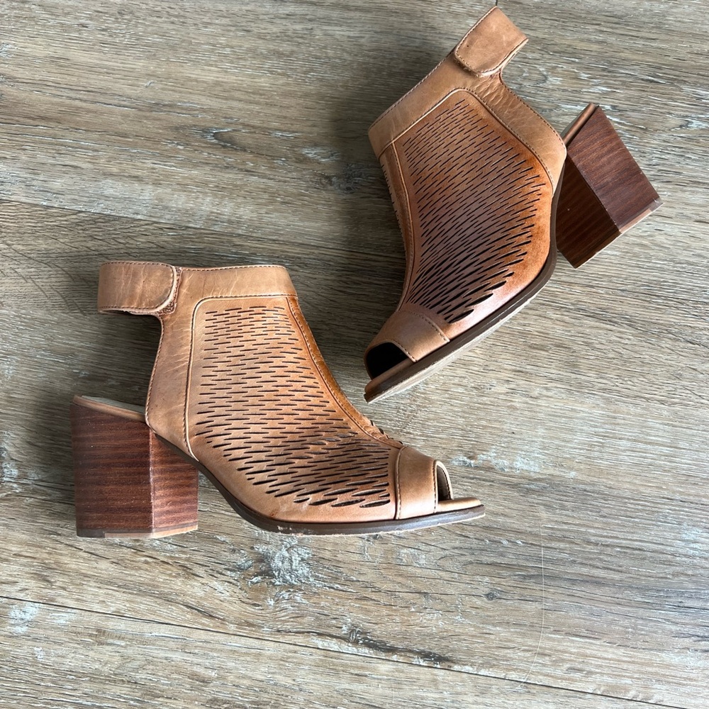 Vince Camuto - cutout bootie - size 5.5